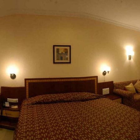 Hotel Juhu Plaza Мумбай Екстериор снимка