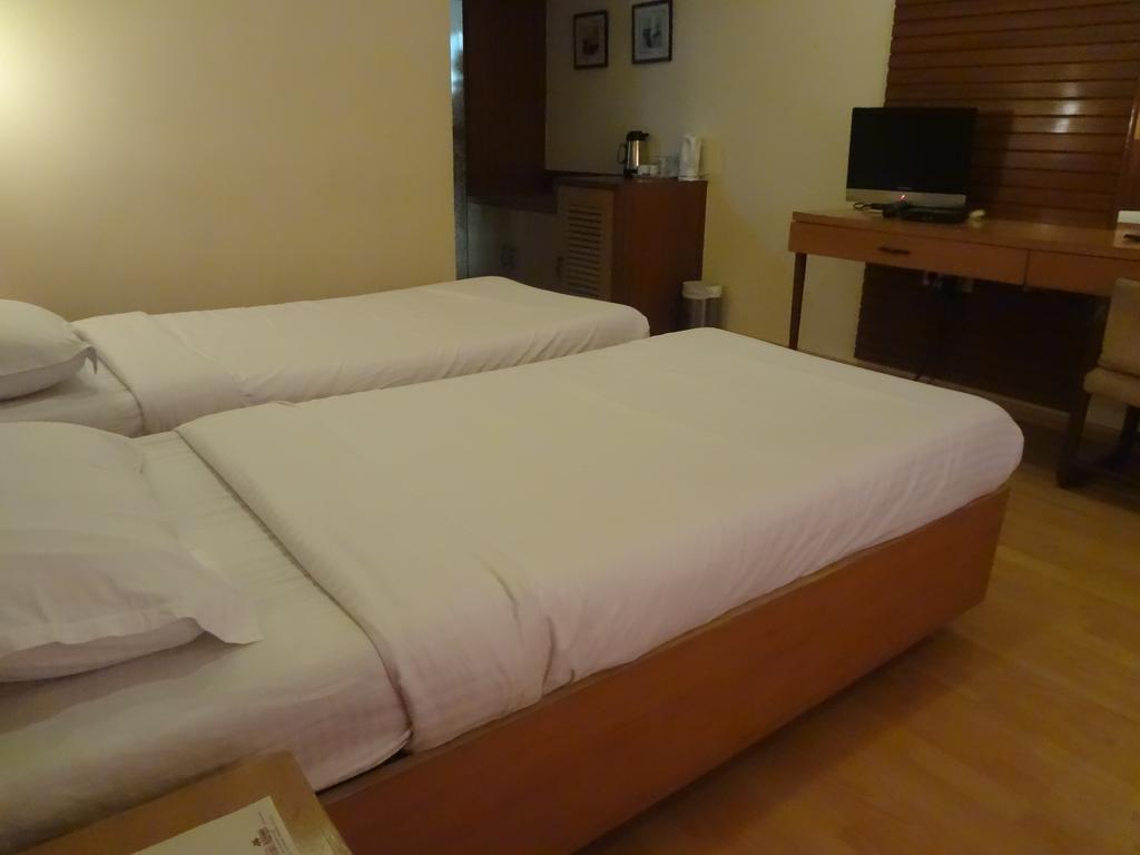 Hotel Juhu Plaza Мумбай Екстериор снимка