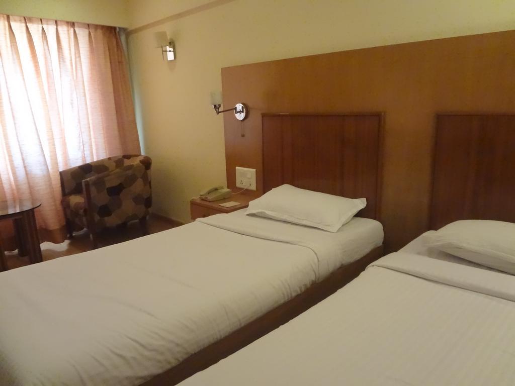 Hotel Juhu Plaza Мумбай Екстериор снимка